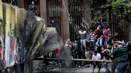 Violence erupts in Egypt injuring hundreds of people - ảnh 1